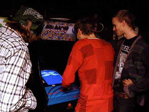 Jonsi playing Arkanoid arcade