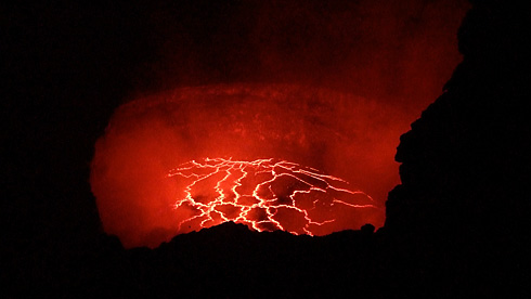 Lava roiling in Halemaumau Crater (from side)