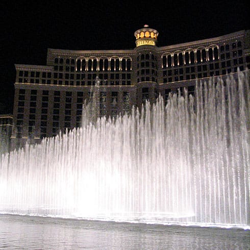 Bellagio fountain show Huge Bellagio fountain show