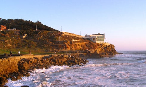 Cliff House Restaurant perched on cliff above Pacific Cliff House Restaurant perched on cliff above Pacific Ocean