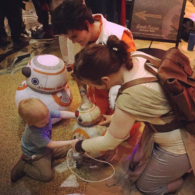 Rey and Poe cosplayers showing a kid BB-8 at DaishoCon 2017