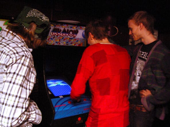 Jónsi playing Arkanoid