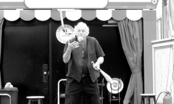 Magician Juggling n Eating simultaneously