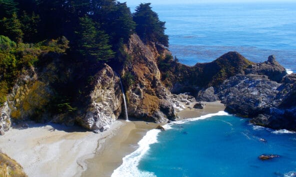 McWay Falls and a bluegreen bay below (zoom)