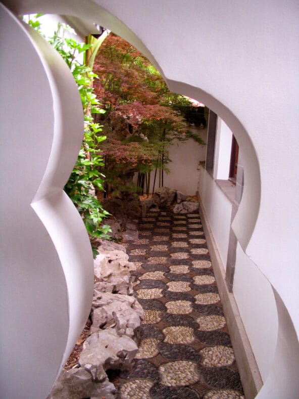 Strange leaf-shaped passageway