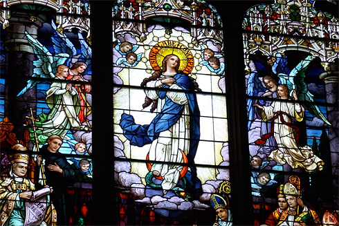 Holy Mary surrounded by a congregation of angels